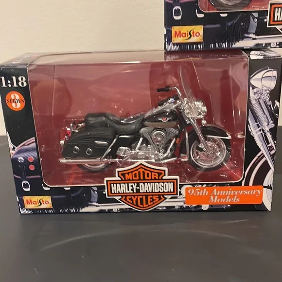 Harley Davidson Maisto Diecast 95th Anniversary Models Collectible Bikes 1:18 - Picture 2 of 14